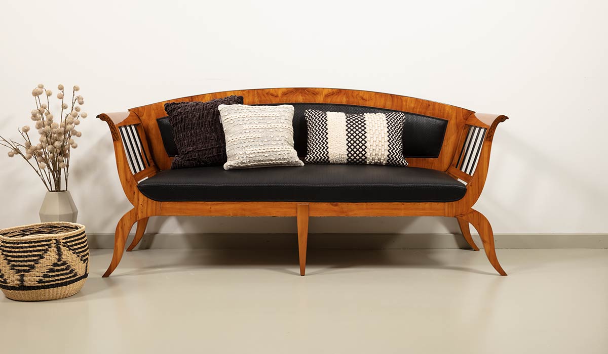 Antik und Modern kombinieren: Sofa aus der Zeit des Biedermeier
